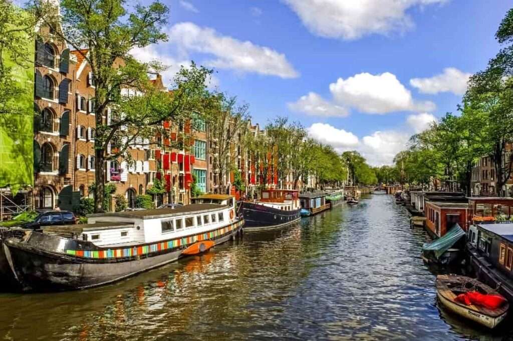 السياحة في امستردام في الصيف للعوائل والعرسان 