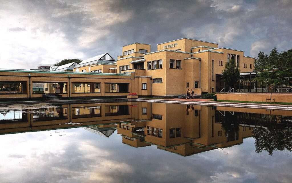 جولة سياحية في متحف لاهاي للفن-Gemeente museum Den Haag